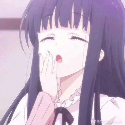 女表演者艺术展上半裸倒挂当钟锤